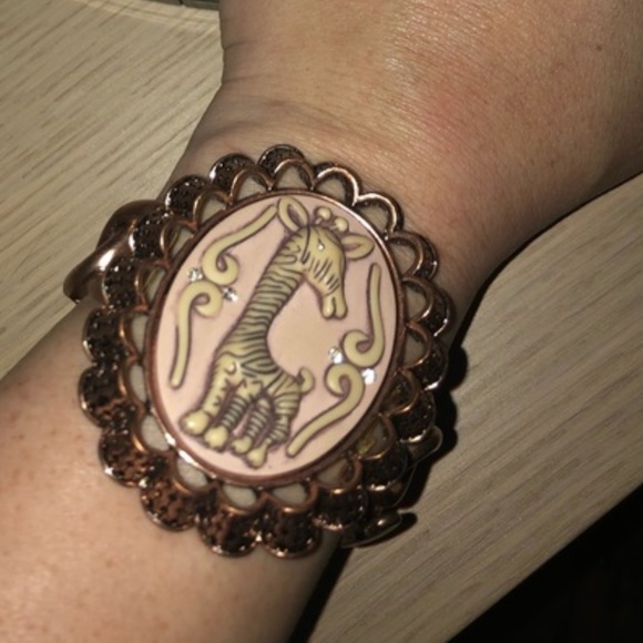Betsey Johnson Jewelry - Betsey Johnson Vintage Giraffe Cameo Bracelet